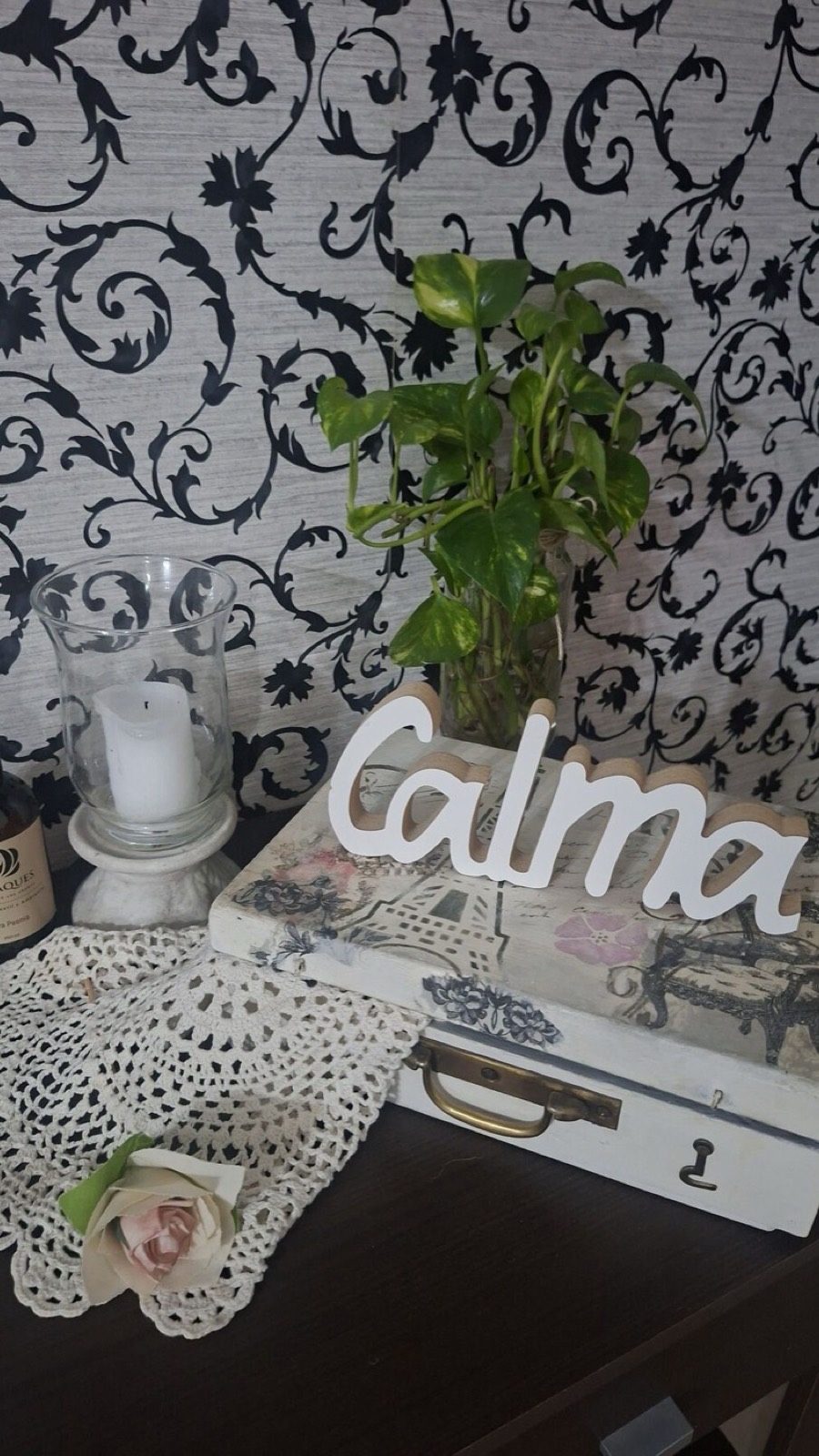 Rincón con un cartel de madera que dice Calma.
