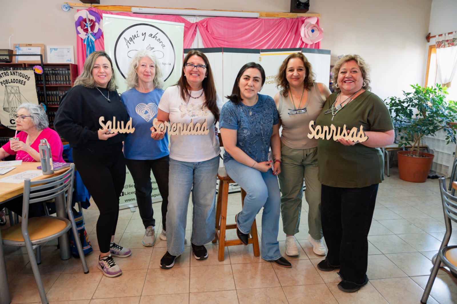 Mujeres caminando juntas.