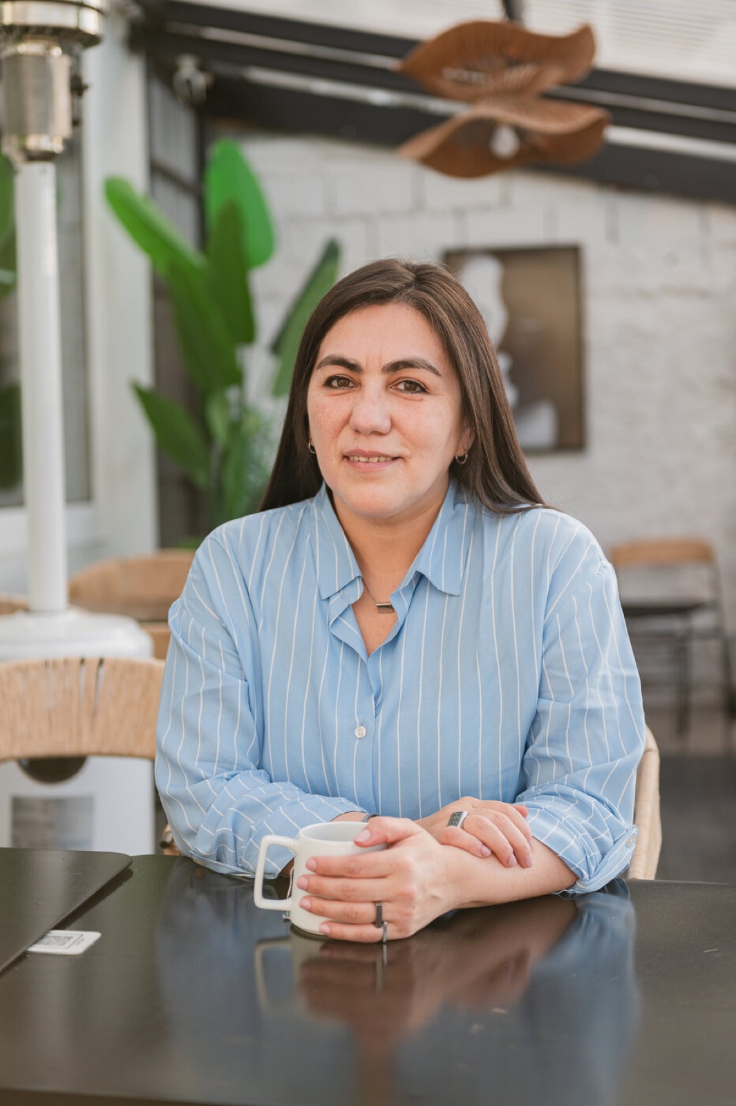 Mariela Aguila, sosteniendo una taza con calma.