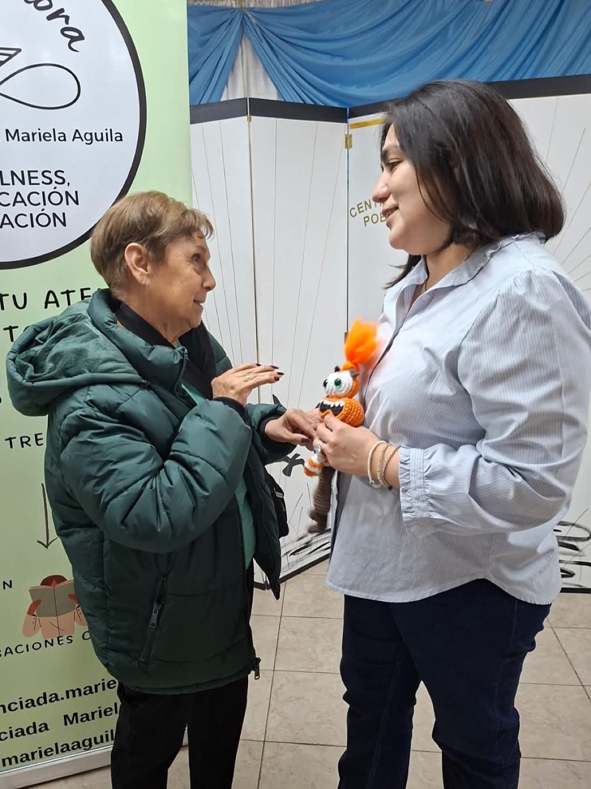 Dos mujeres compartiendo su camino, con confianza.