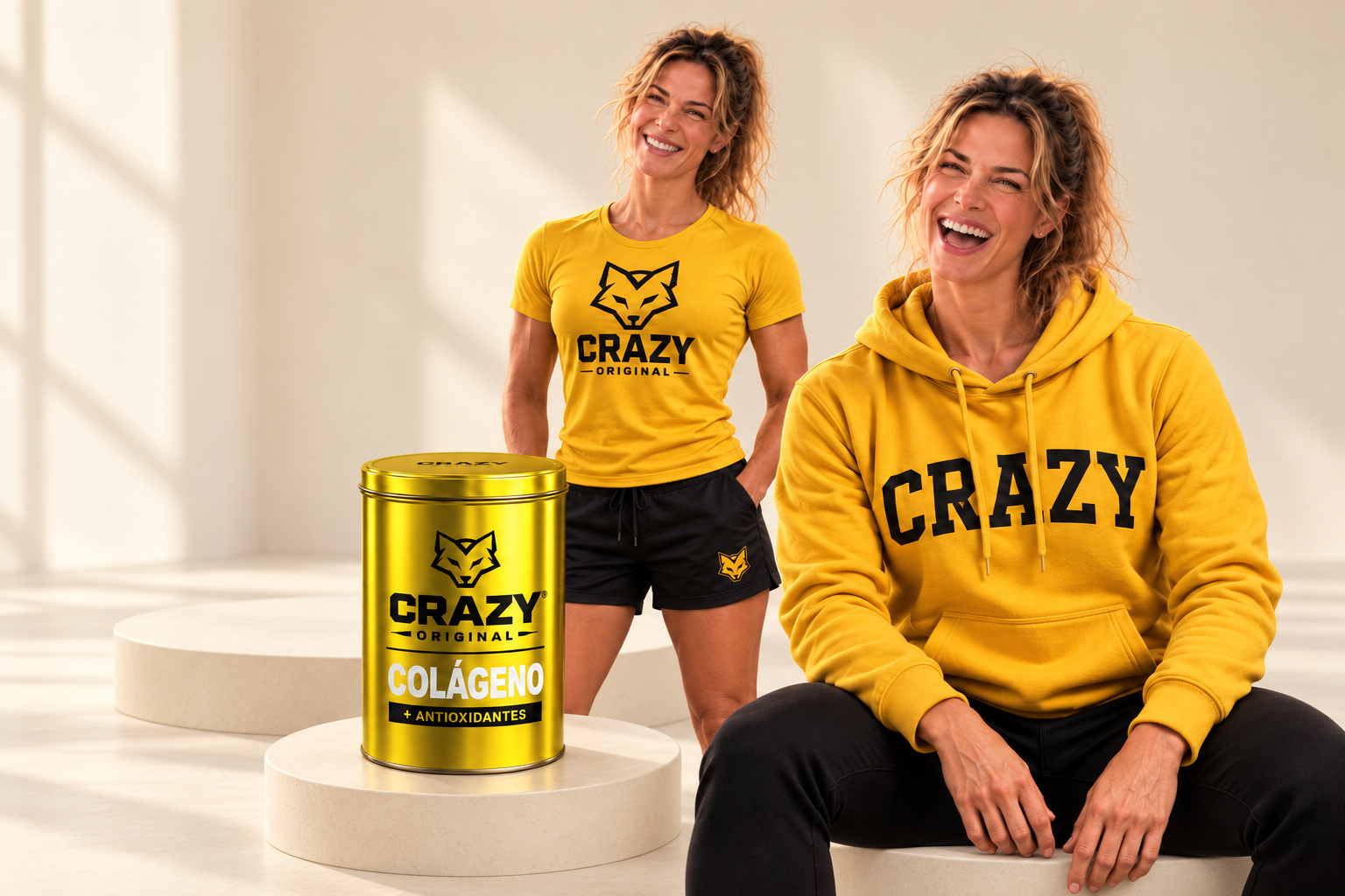 Modelo con remera y buzo CRAZY junto a la lata coleccionable
