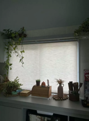 Persiana Tela Solar numa sala iluminada