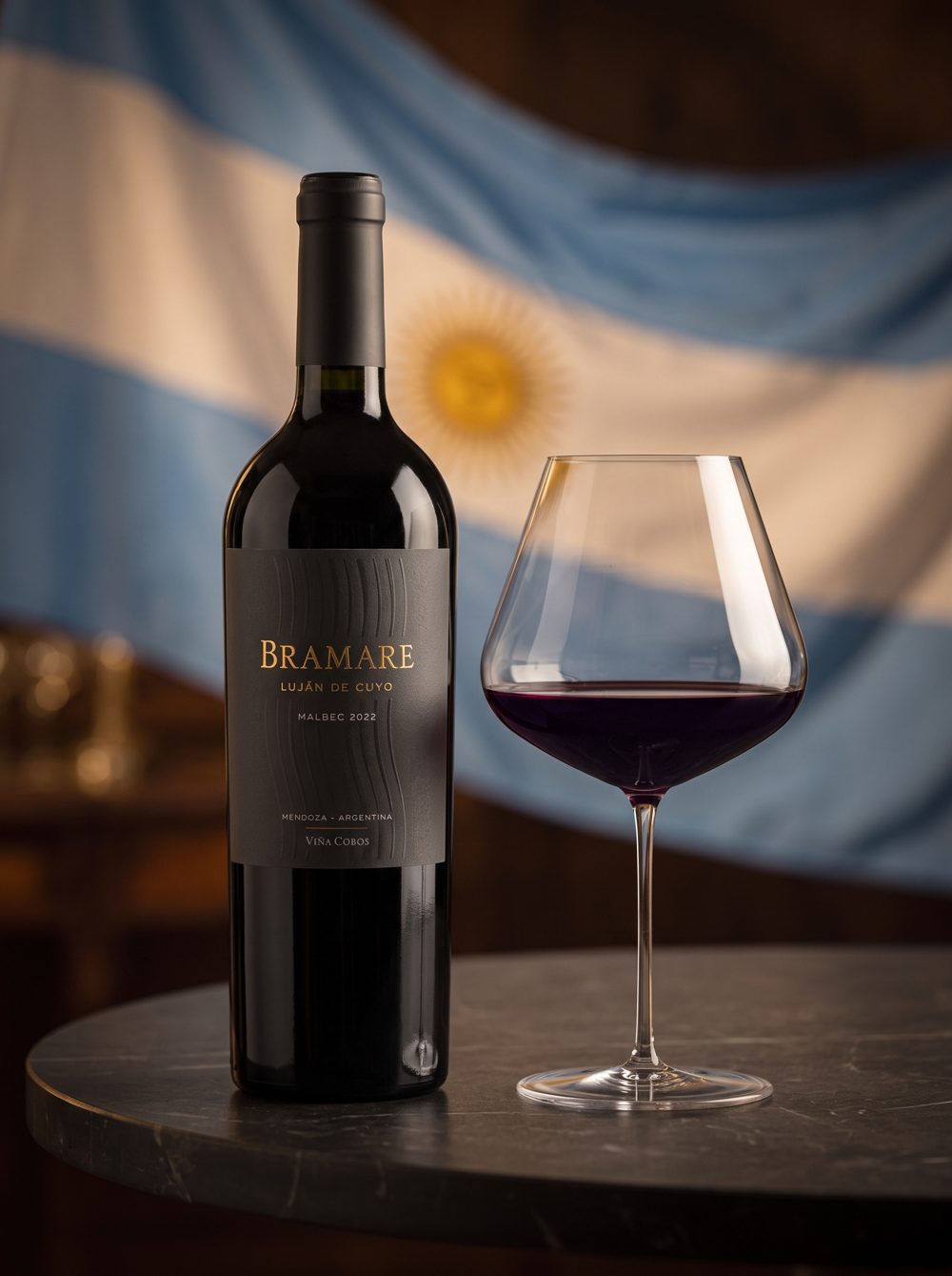 Garrafa de Malbec e taça diante de lareira e montanhas