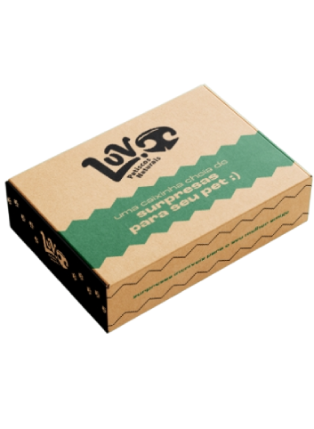 LUV BOX aberta com produtos e cachorro ao fundo