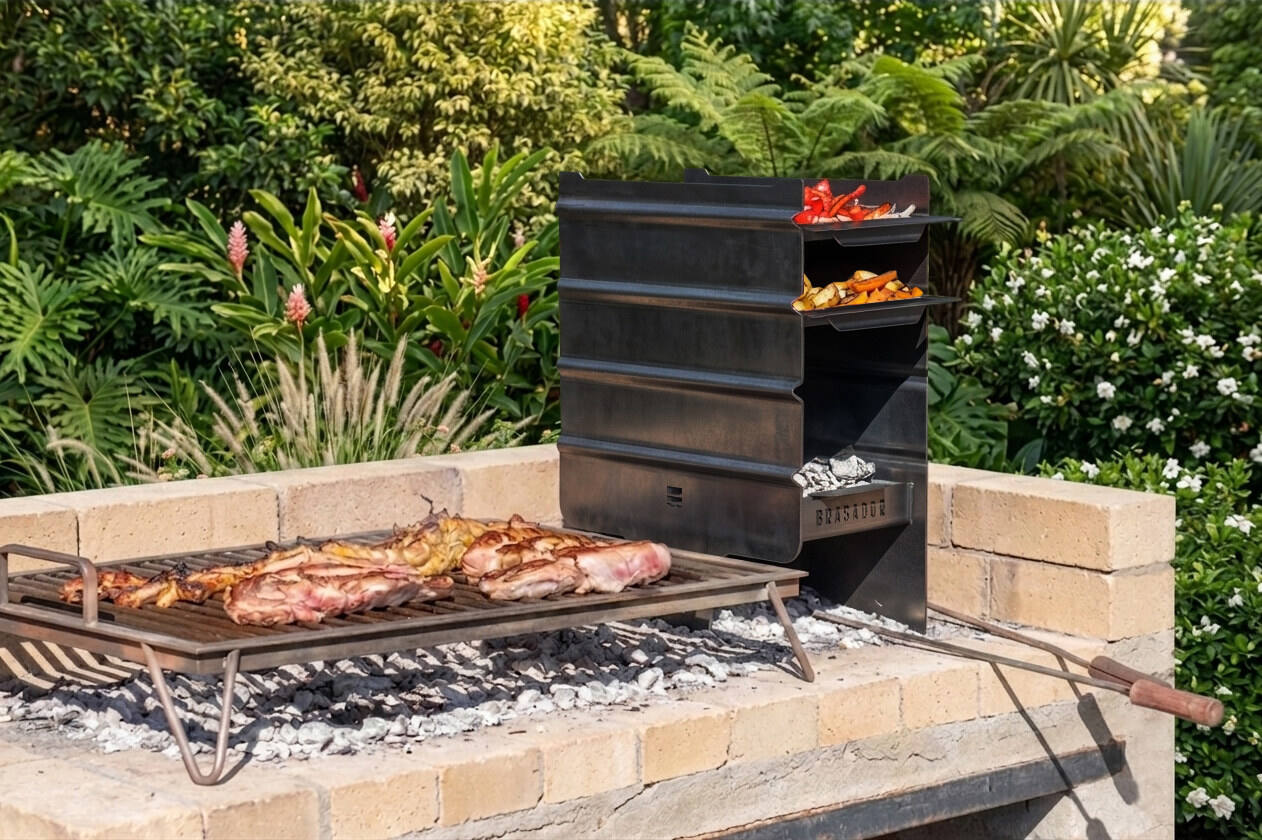 Brasador Esencial en un patio, generando brasas con las bandejas cocinando verduras arriba y carne en la parrilla de al lado