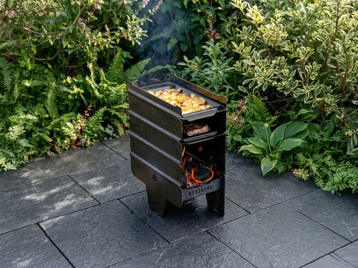 Brasador Esencial cocinando en un patio, con brasas propias y sin parrilla