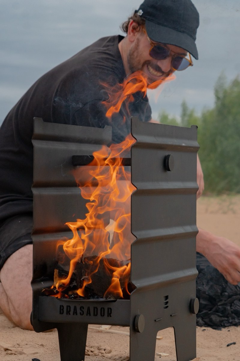 Brasador en acción, cocinando al fuego