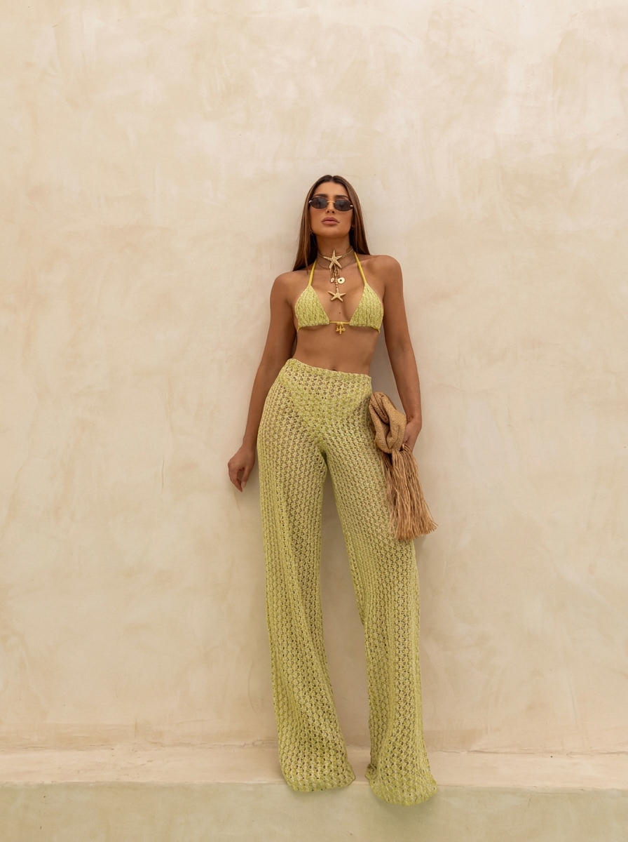 Modelo usando Conjunto Saint Tropez em Tricô Artisan