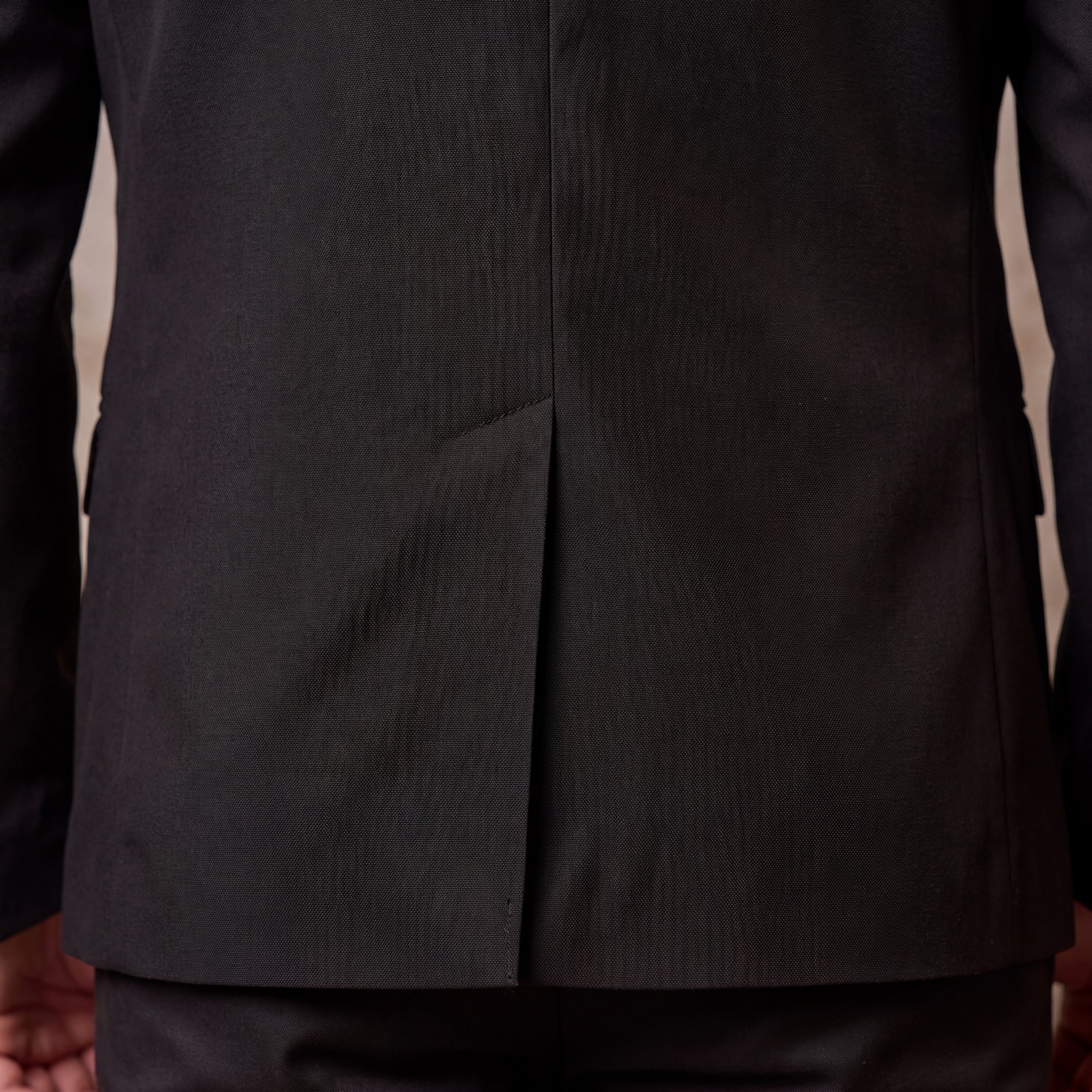 Detalle de raja trasera del blazer Di Como
