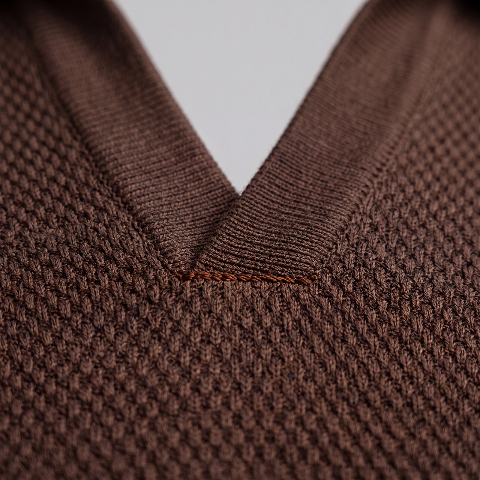 Detalle de apertura y tejido del polo