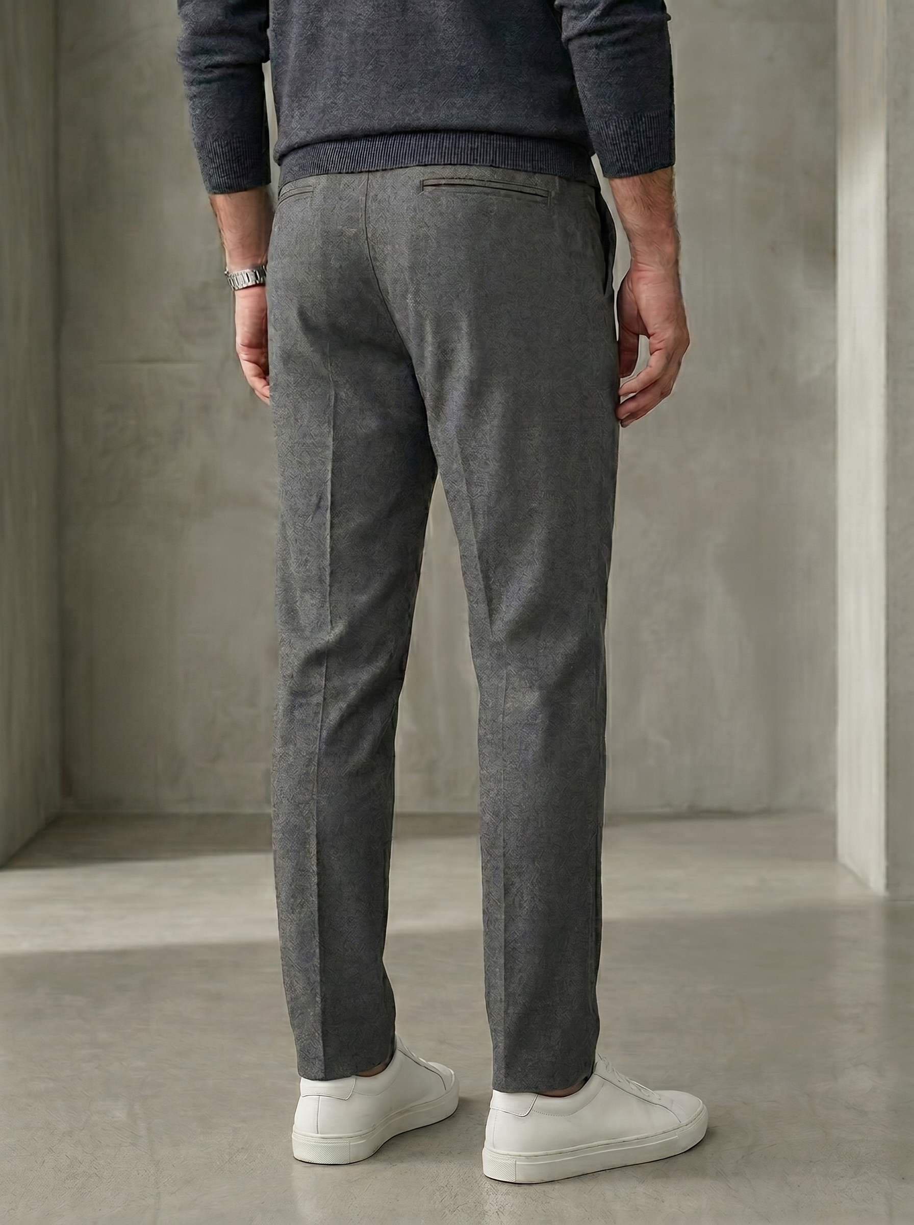 Vista trasera del pantalón en modelo