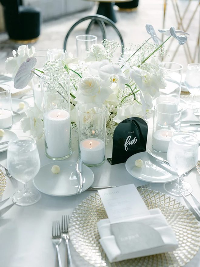 Mesa de evento con velas perladas
