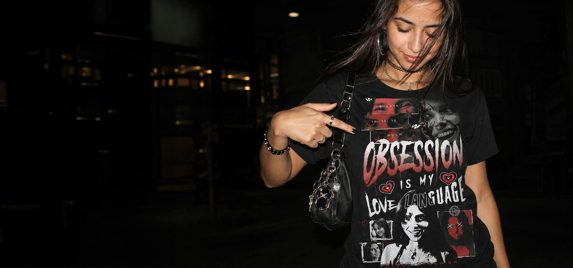 Modelo usando camiseta da coleção Obsession