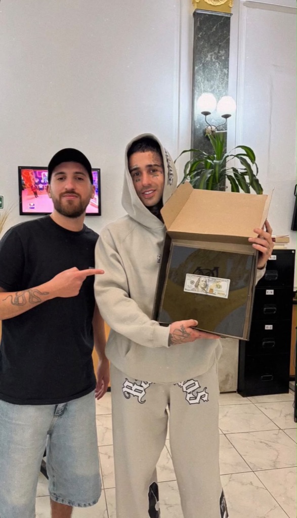 Dos clientes con el cuadro GOLD 100 USD recién abierto