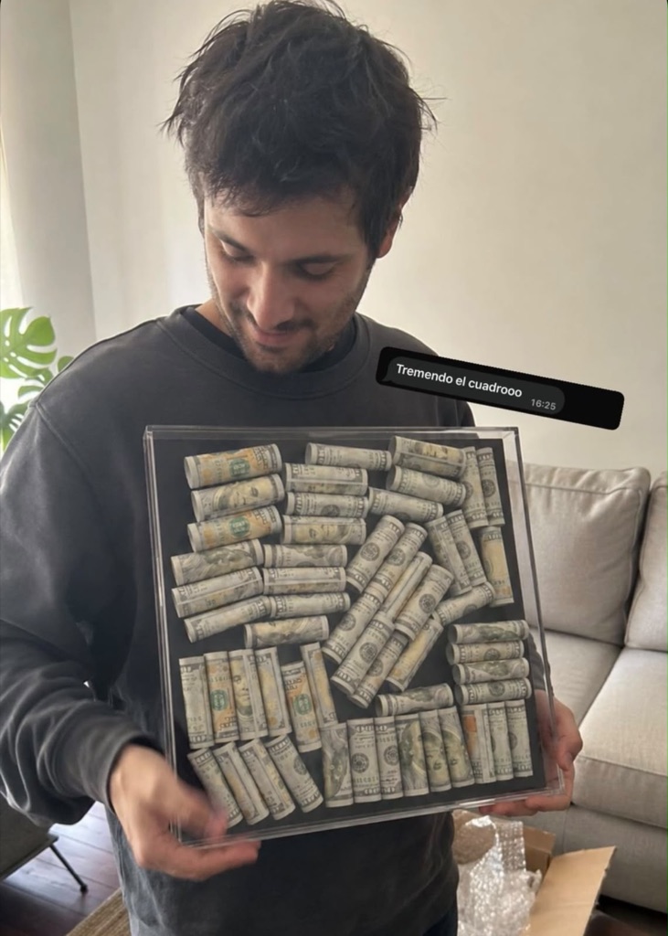 Cliente en su living con el cuadro ROLL$