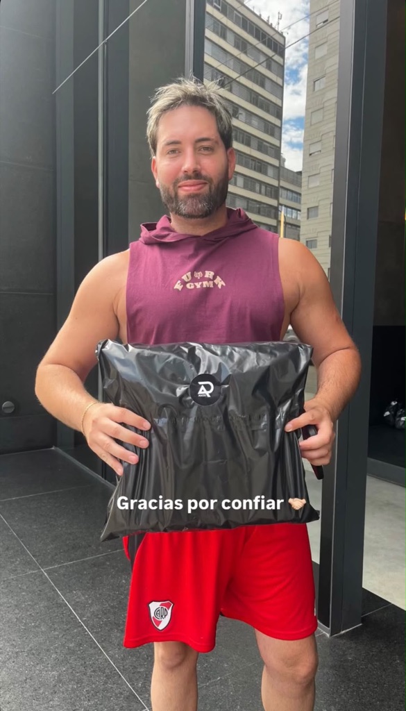Cliente con el sobre sellado de Arte Para Pocos