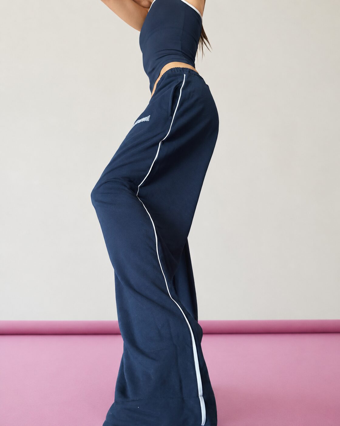 Pantalón oversize azul marino con tira blanca