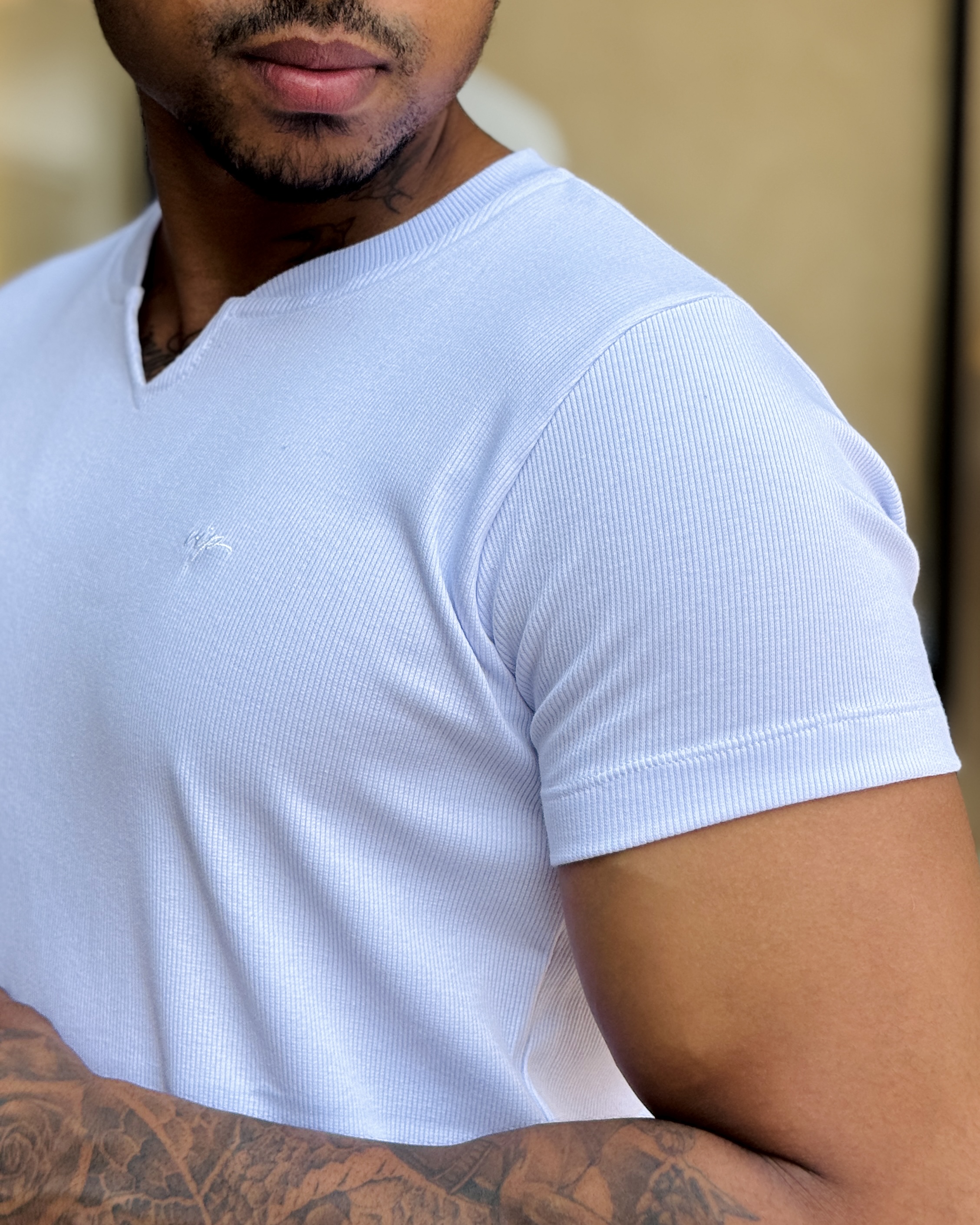 Detalhe da manga curta e acabamento da Gola V Fashion Branca