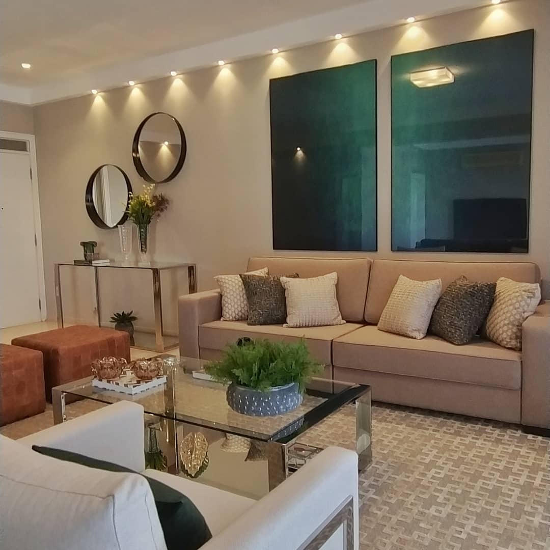 Living com peças laqueadas e muranos
