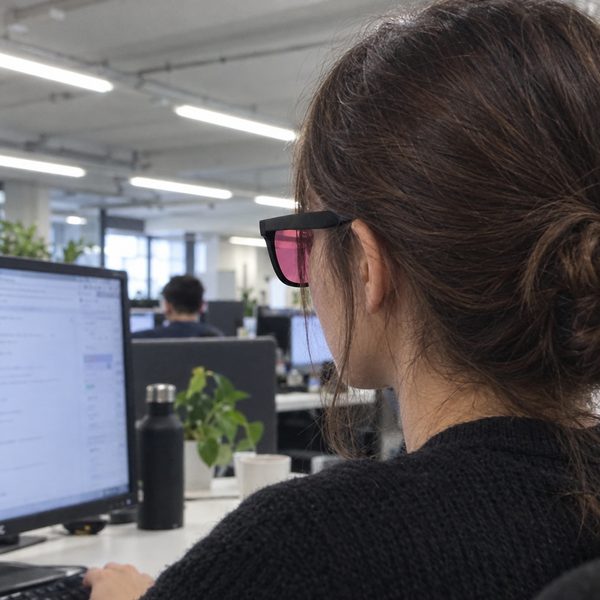Blue blocker rosas en la oficina