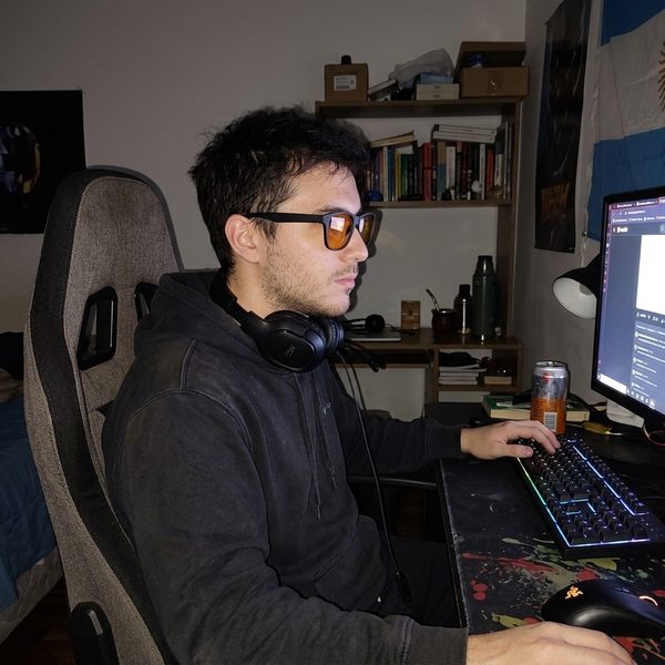 Blue blocker naranjas jugando en la PC