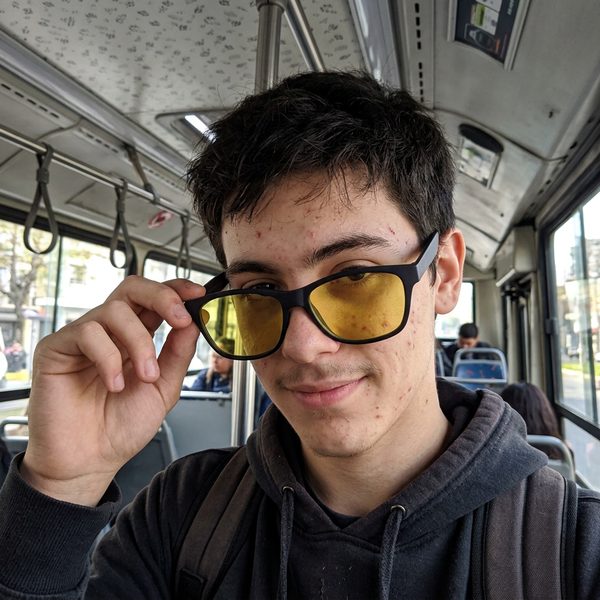 Chico con los blue blocker amarillos en el colectivo
