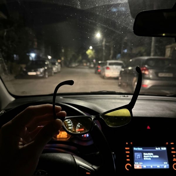 Blue blocker amarillos en el auto de noche