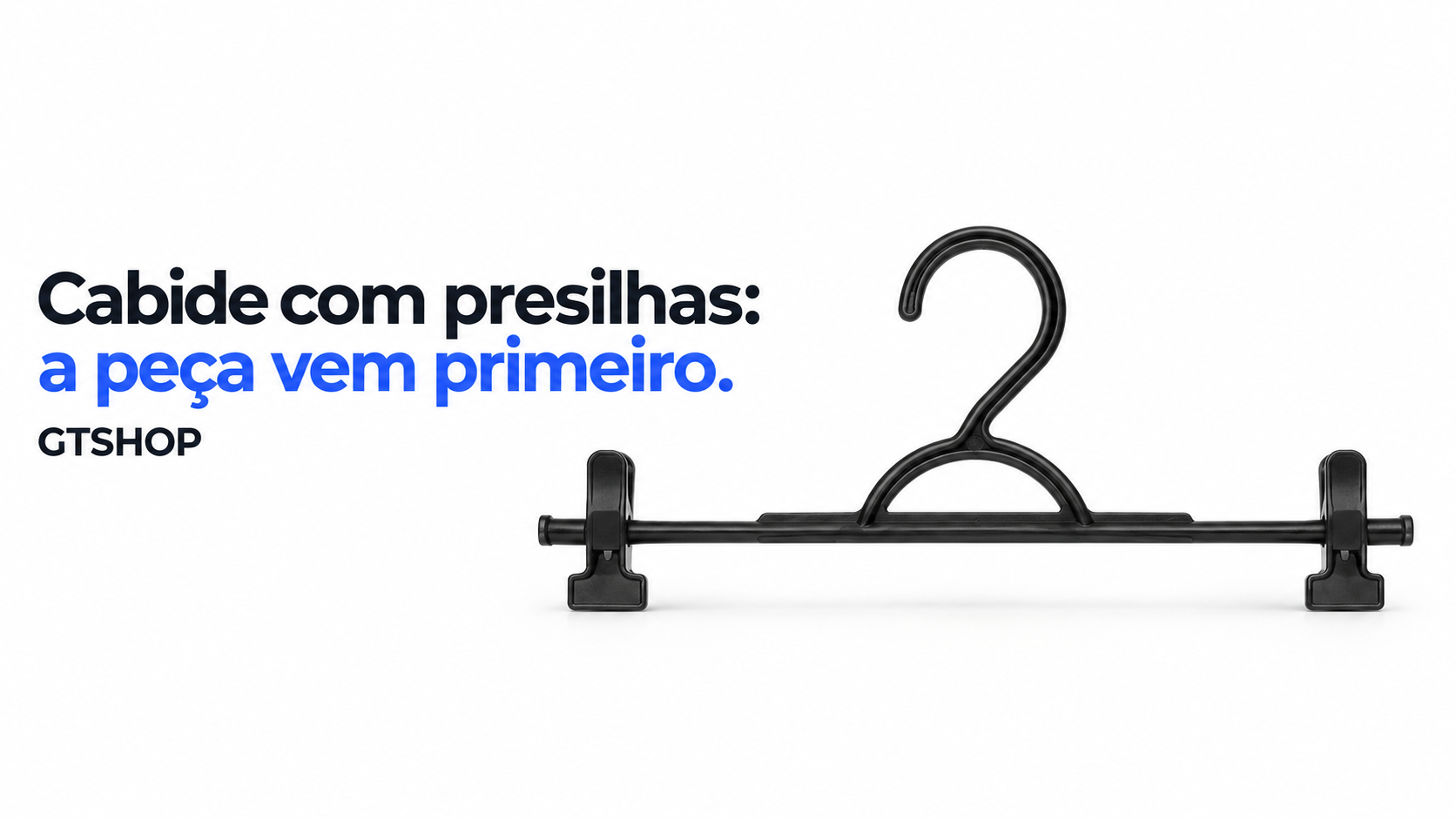 Uma unidade do cabide preto com duas presilhas do kit CP3-10, em composi&ccedil;&atilde;o editorial de fundo branco