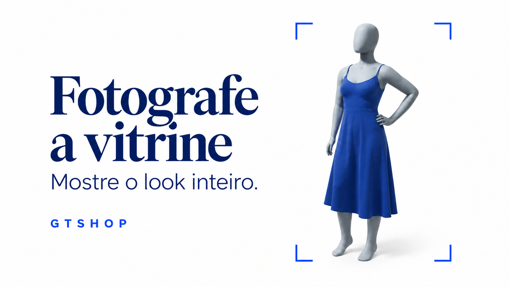 Manequim feminino Evolution cinza, inteiro e com vestido ilustrativo azul, em capa sobre fotografar a vitrine.