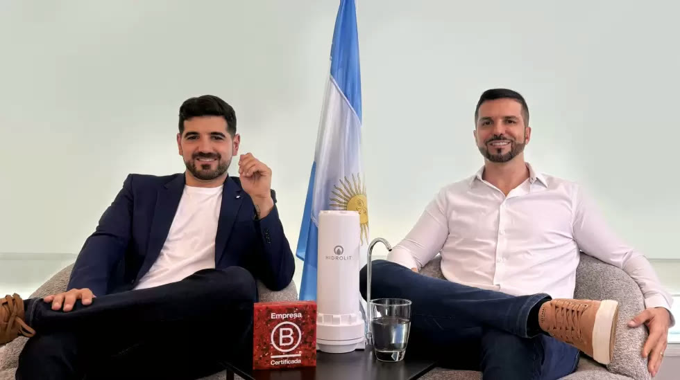 Pablo Martelli y Juan Manuel Martelli, fundadores de Hidrolit, junto al purificador y la placa de Empresa B Certificada