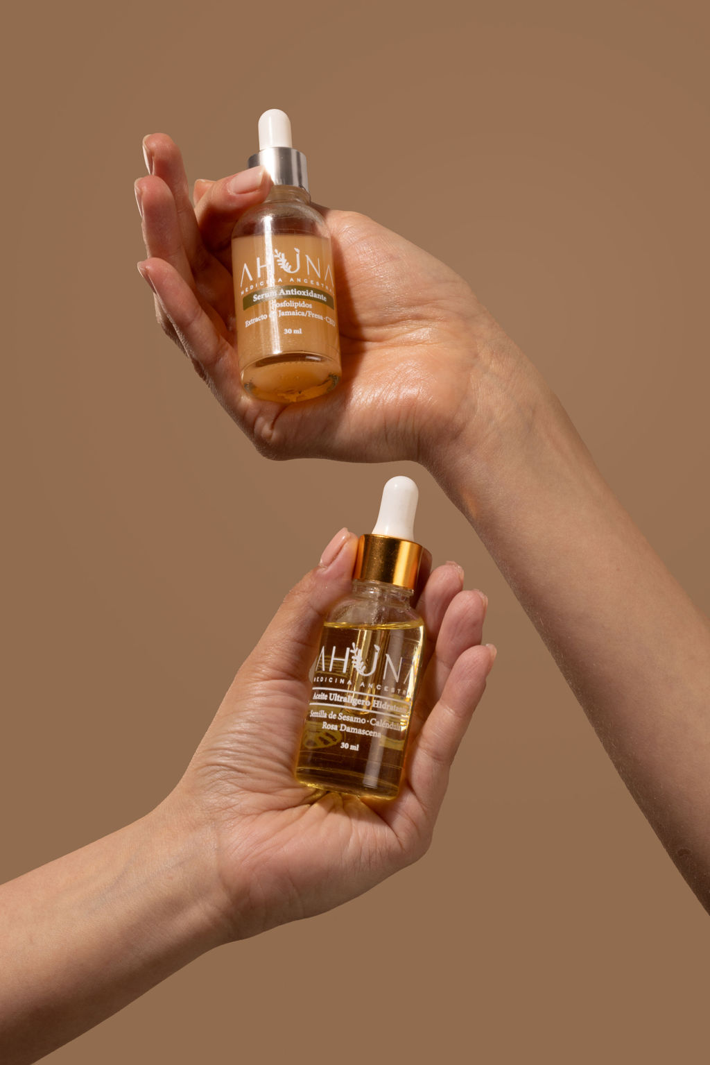 Serums AHUNA en manos