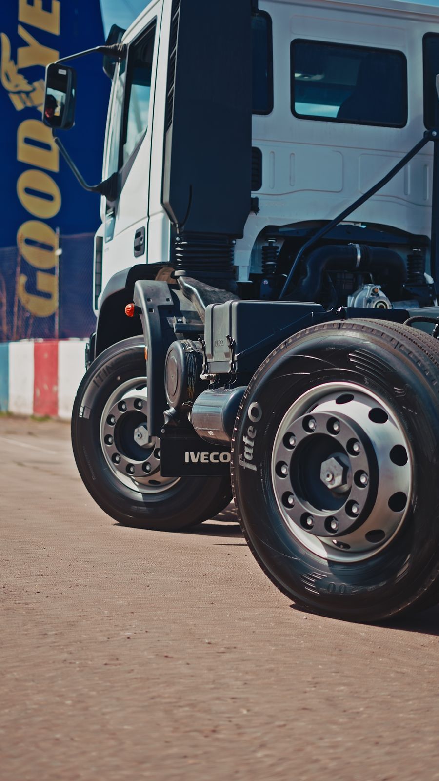 Camión IVECO con segundo eje direccional, vista frontal de las ruedas