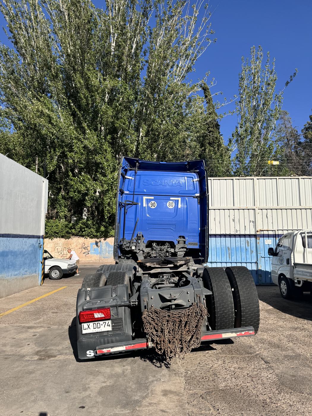 Camión con chasis revirado, vista trasera