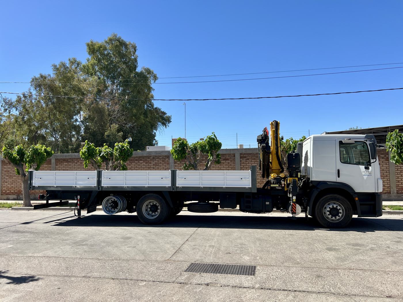 Camión con carrocería nueva fabricada por Elásticos Lioy