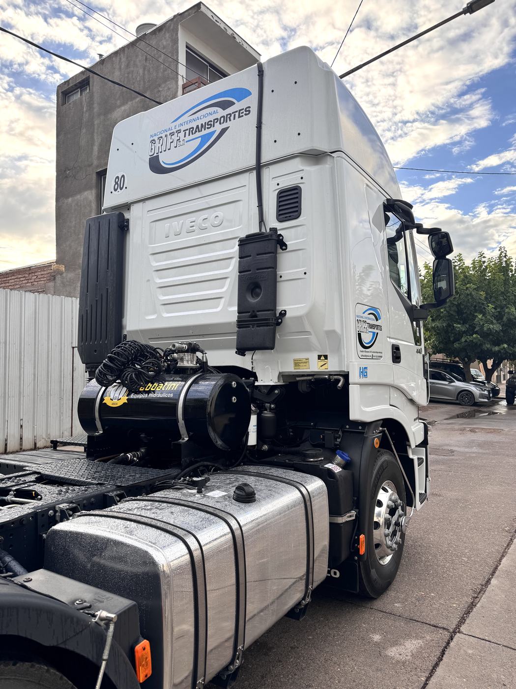 Camión con equipo hidráulico para batea instalado