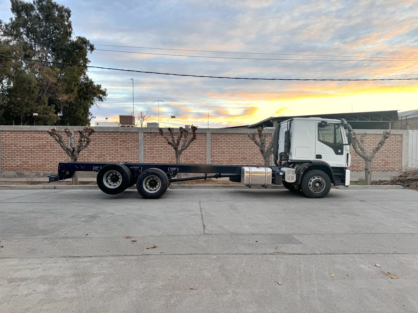 Cambio de paso de chasis al atardecer