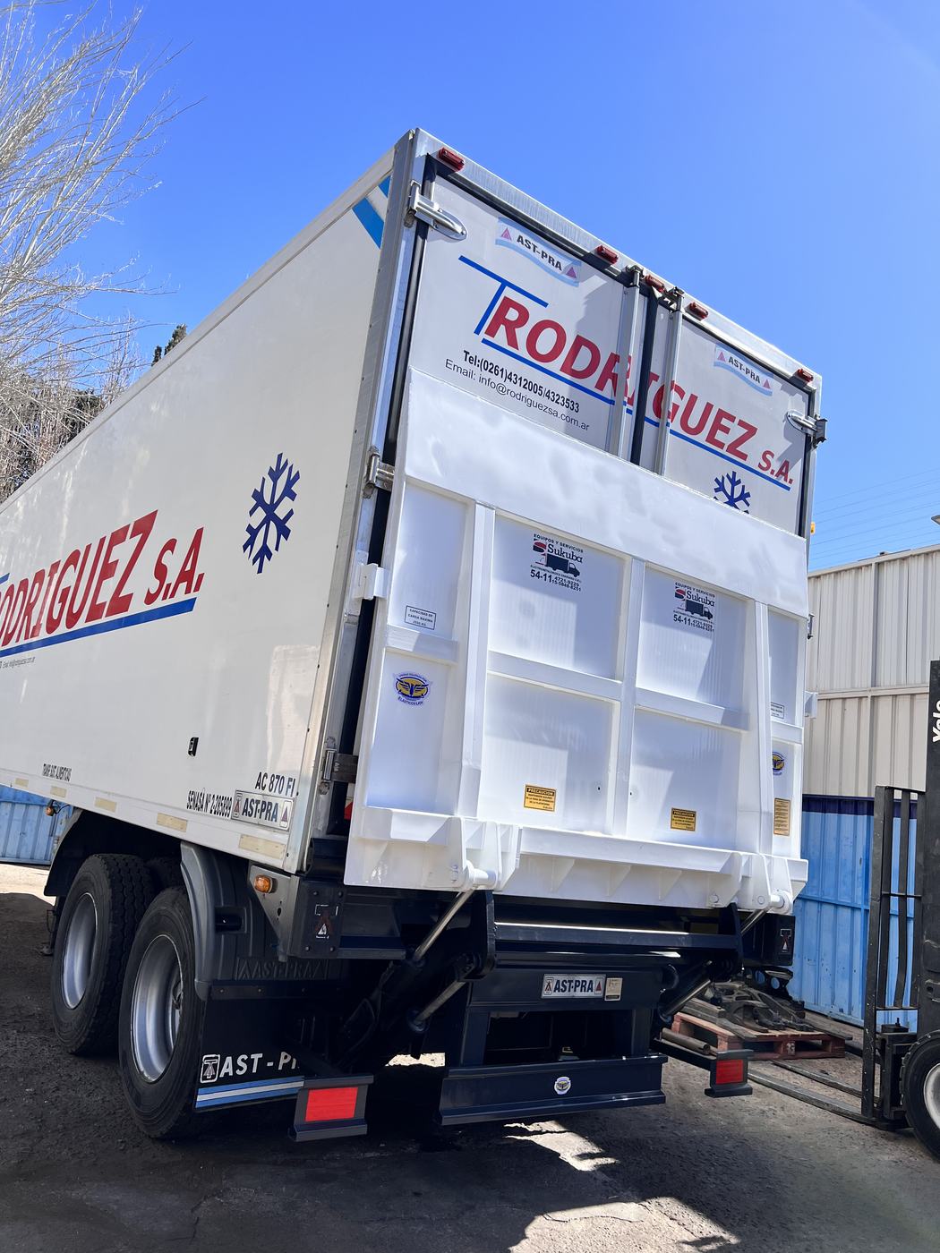 Camión con plataforma de carga trasera Rodríguez S.A.