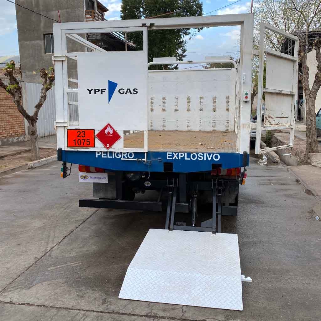 Plataforma de carga trasera para cilindros de gas YPF