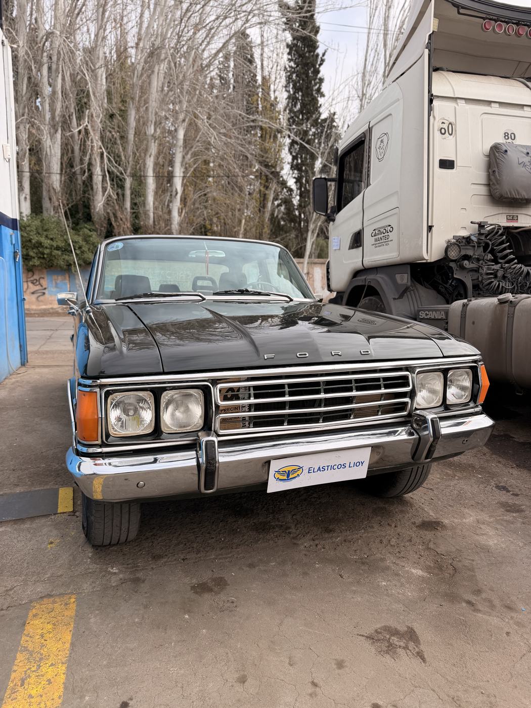 Camioneta clásica reparada en el taller