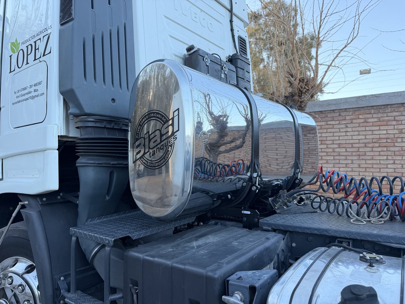 Detalle del tanque de combustible Biasi pulido