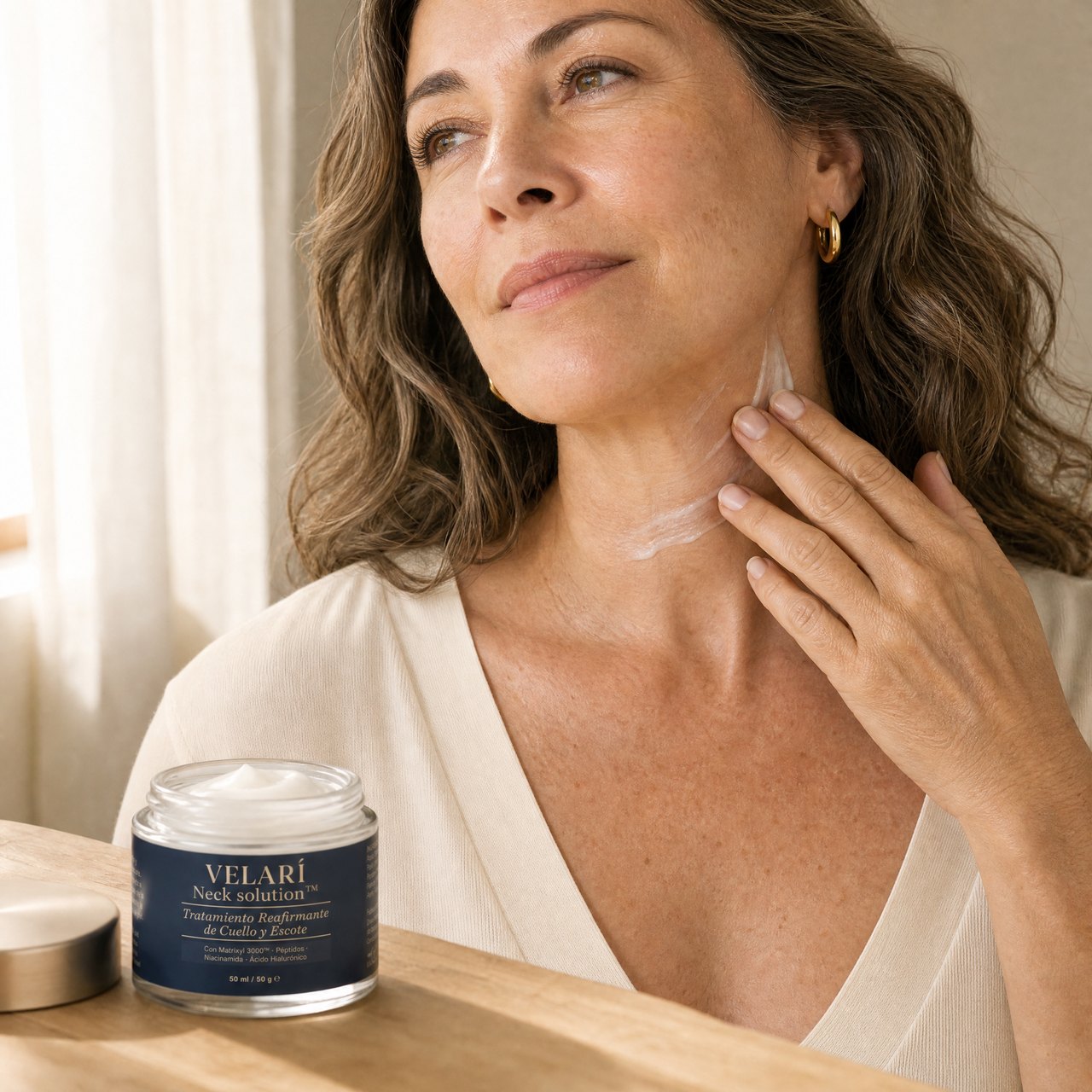 Aplicación de la crema en el cuello, de abajo hacia arriba