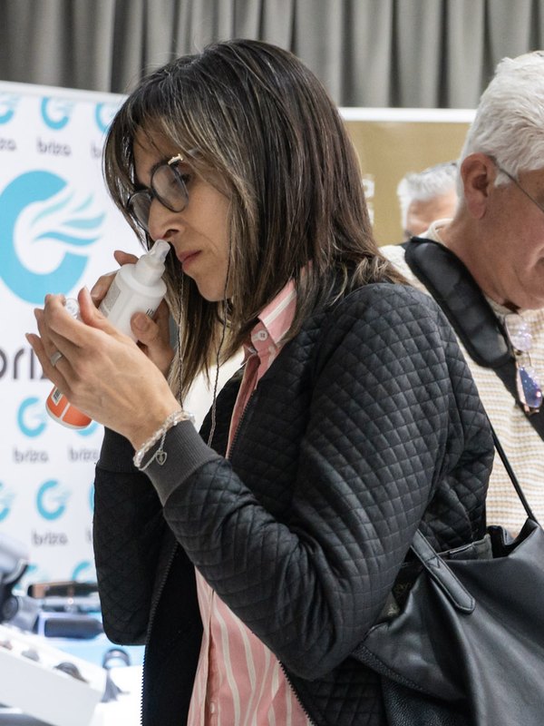 Una visitante en el stand de Briza en un encuentro del rubro