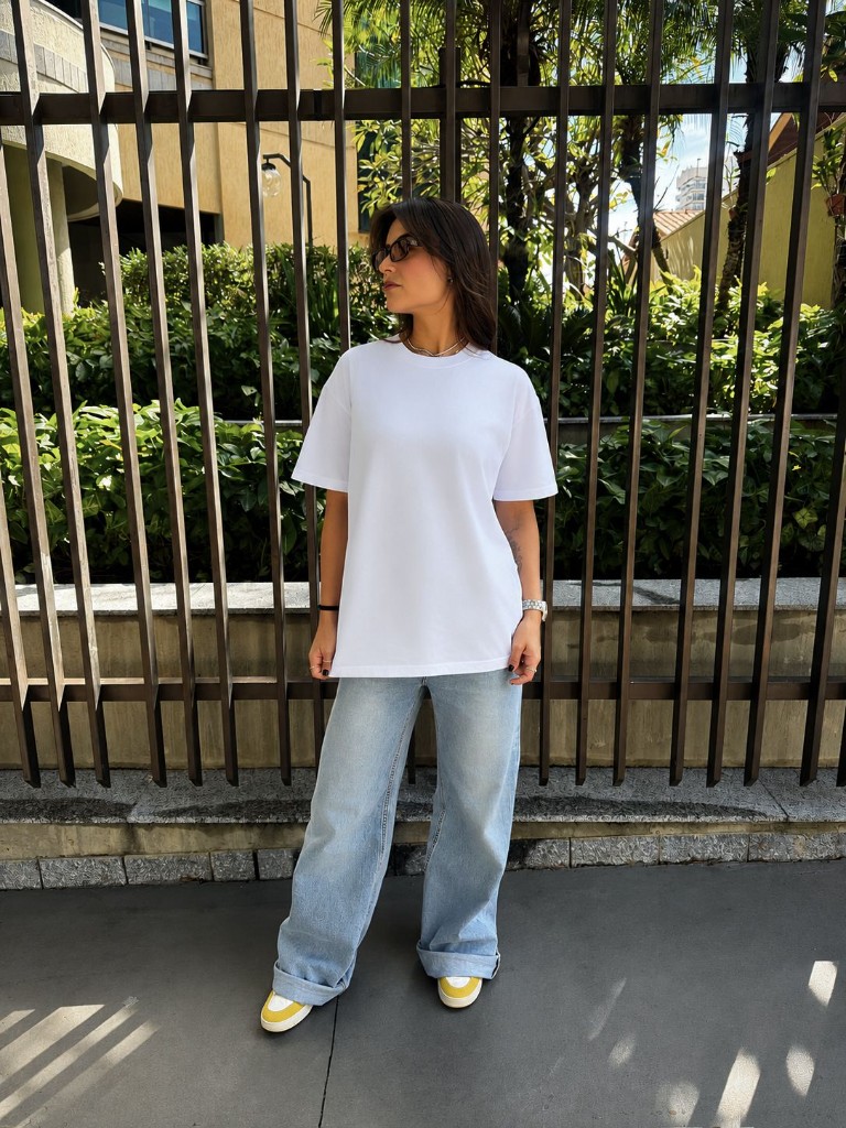 Camiseta branca Bazika — look urbano feminino