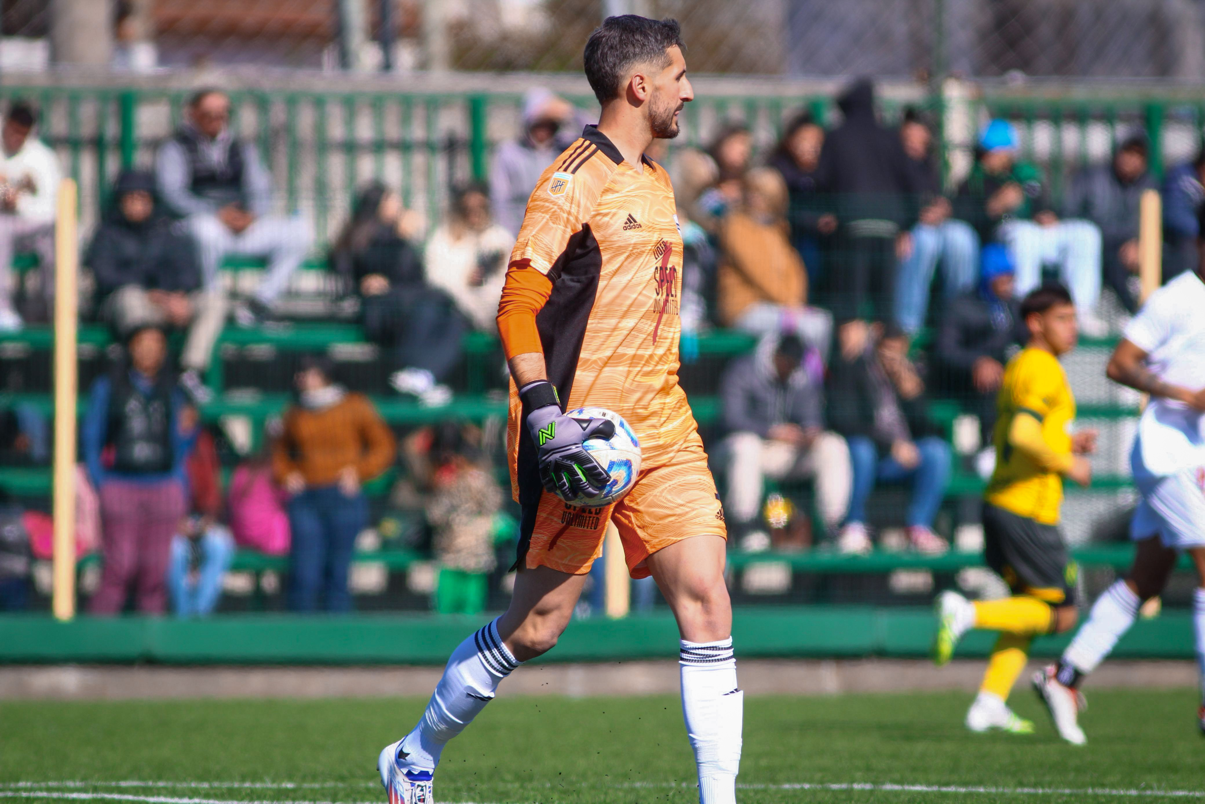 Arquero en Primera División usando guantes Next Goalkeeper