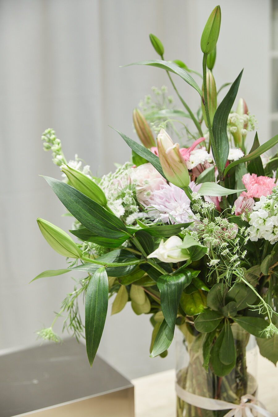 Flores frescas en el mostrador