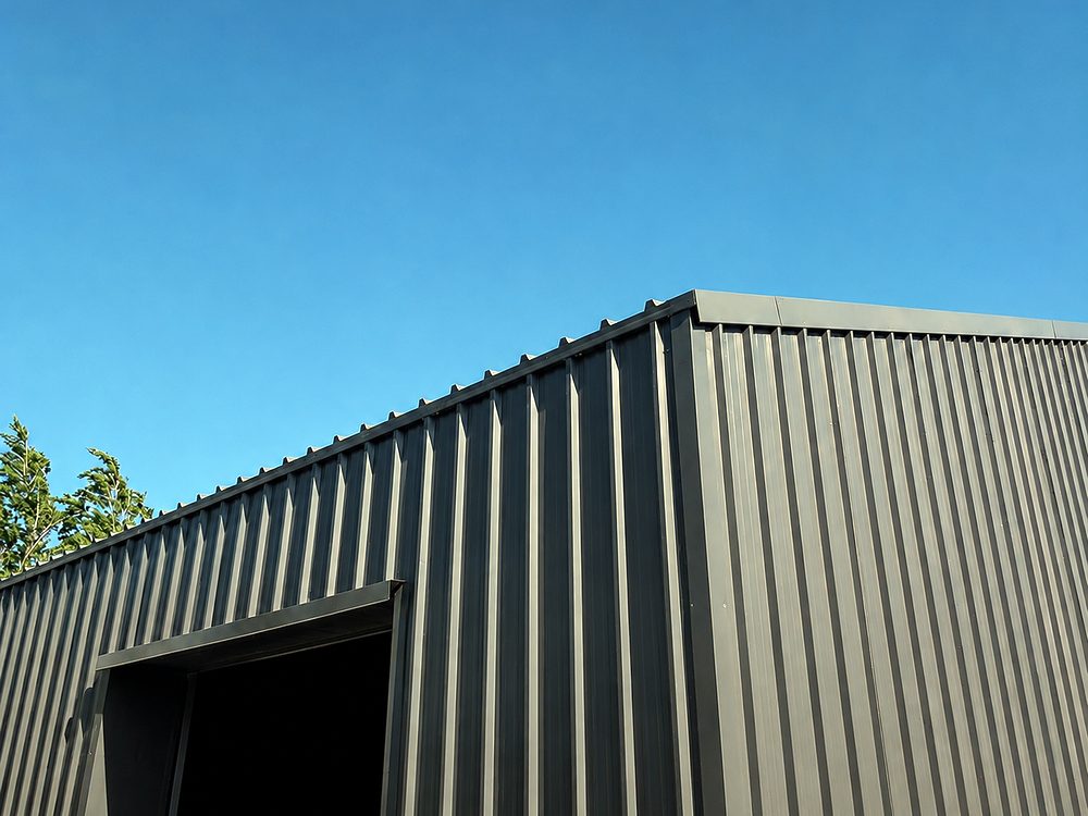 Galpón con cubierta y muros de panel termoaislante negro