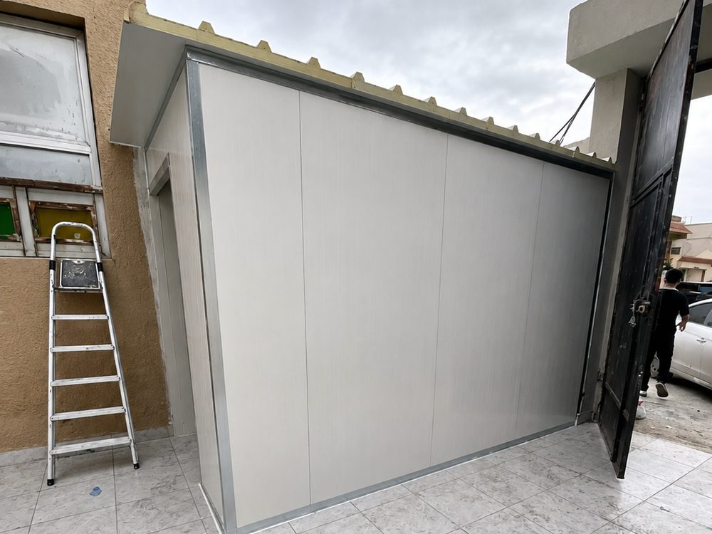 Cerramiento de panel blanco liso en patio interior