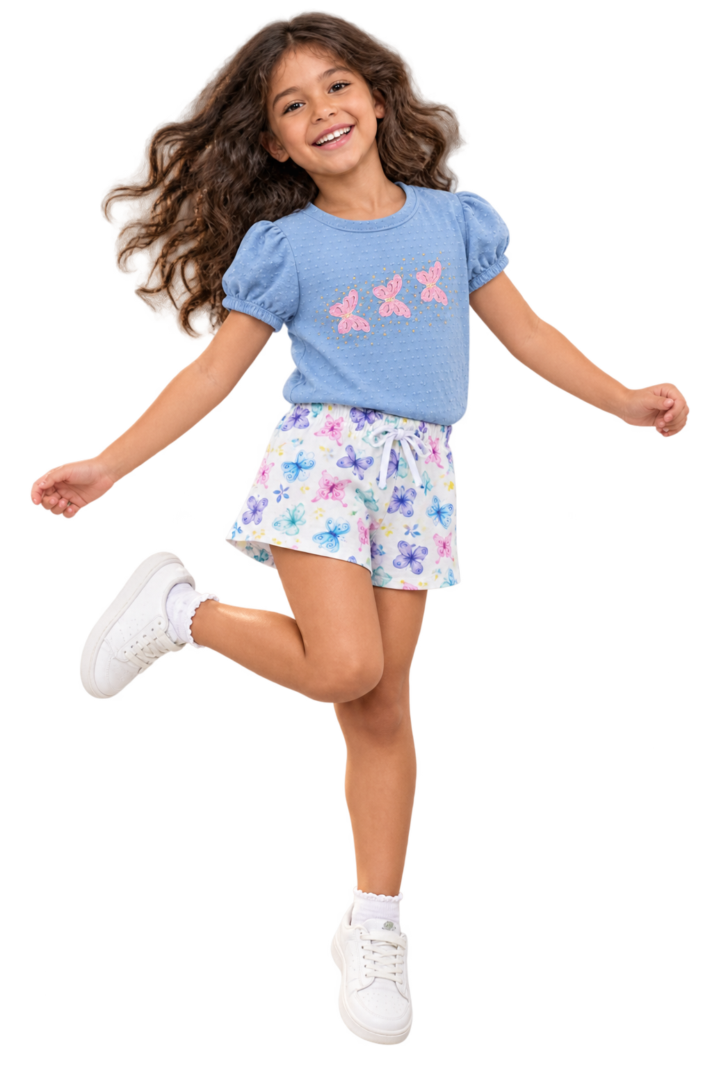 Menina com conjunto azul de borboletas