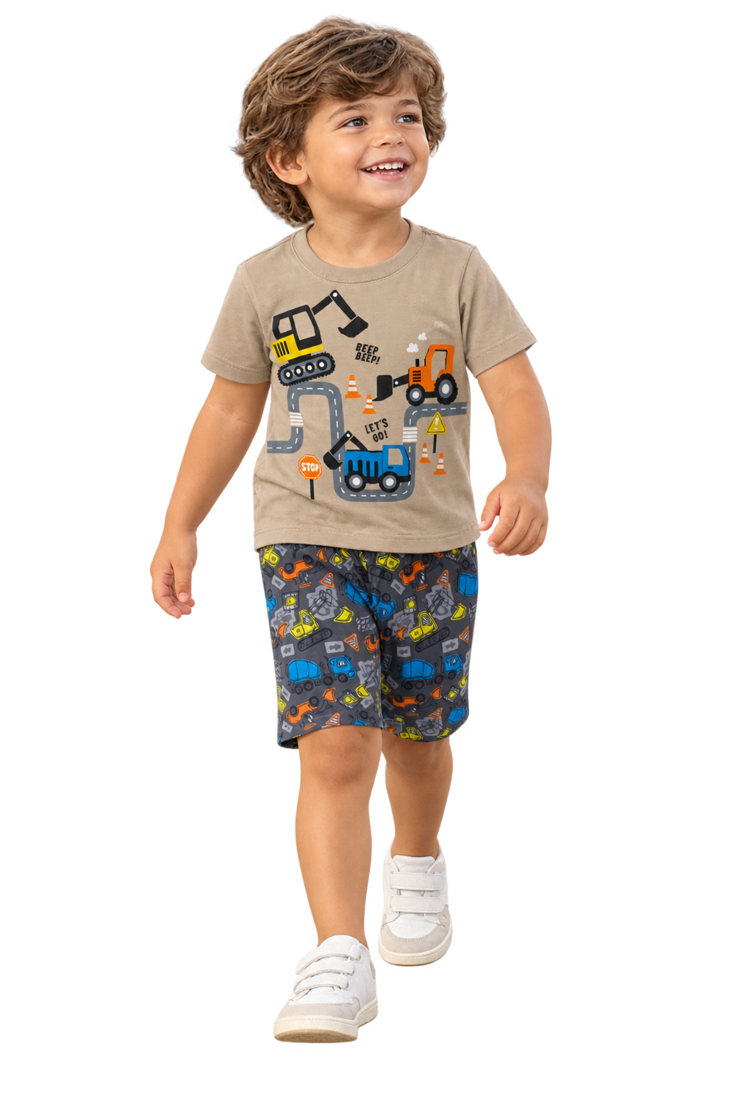 Menino com conjunto estampado de veículos
