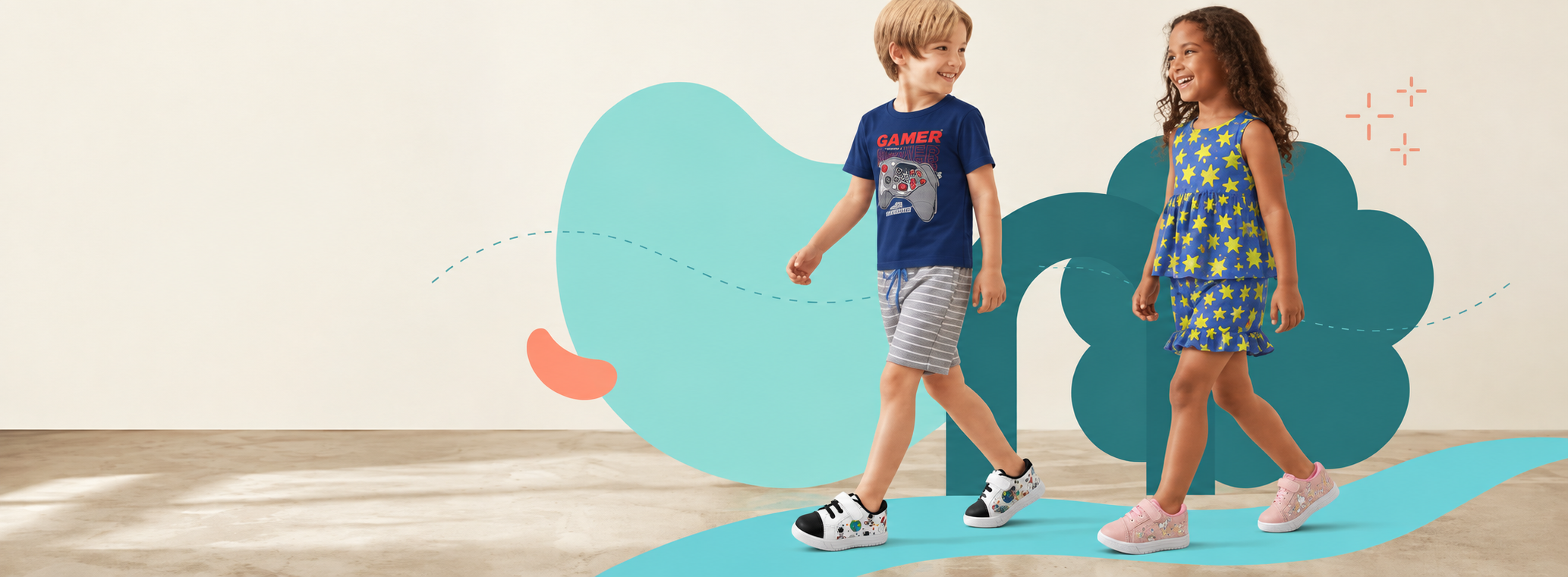 Crianças caminhando com tênis infantis estampados